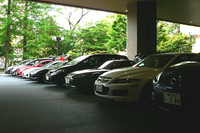 ホテルを出る一行。