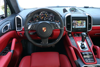 「ターボS」は右ハンドルと左ハンドルの両方の仕様をラインナップ。テスト車にはオプションのカーボン／本革のコンビステアリングが装着されていた。
    