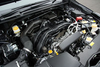 エンジンは、自然吸気の1.6リッターと2リッターの水平対向4気筒DOHC。後者については、圧縮比を10.5から12.5に高めたり、燃料噴射システムをポート噴射から筒内直接噴射に変更したりと、大幅な改良が施された。