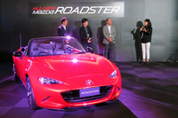 新型「マツダ・ロードスター」と、今回のイベントの3人の登壇者。
    