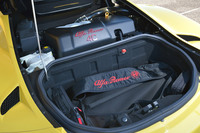 脱着式のロールトップは、オープン時には専用のバッグにしまい、リアのトランクルームに収納する。