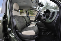 タスカングリーンの「パンダ4×4」には、グリーン×サンドベージュのシートが組み合わされる。
    