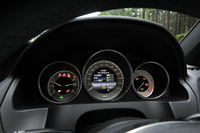 3連式のメーター。センターを占めるアナログ式スピードメーターの中心部は、液晶のマルチインフォメーションディスプレイになっている。