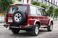 こちらは4ドアバンのリアビュー。今どき珍しい「背面タイヤ」がイカしている。
    