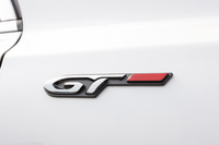 フロントフェンダー上部には“GT”のエンブレムがあしらわれる。