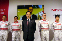 挨拶に立つ「NISMO」のメンバー。（左から）TEAM IMPULより転籍したブノワ・トレルイエ、さらに本山哲、飯嶋嘉隆監督、ミハエル・クルム、柳田真孝。
ほか日産系エントラントは、「HASEMI MOTOR SPORT（ロニー・クインタレッリ／横溝直輝）」「TEAM IMPUL（松田次生／セバスチャン・フィリップ）」「KONDO RACING（ジョアオ・パオロ・デ・オリベイラ／荒聖治）」。