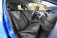 シートの色は黒とグレーのモノトーン。スライドおよびリクライニング調整機構に加え、運転席にはシートリフターも備わっている。