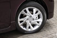 16インチのアルミホイールが用意されるのは、最上級グレードの「ハイブリッドZ」のみ。
    