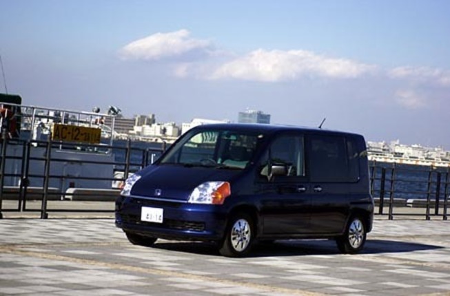 【スペック】全長×全幅×全高＝4055×1685×1705mm/ホイールベース＝2740mm/車重＝1260kg/駆動方式＝FF/1.5リッター直4SOHC8バルブ（90ps/5500rpm、13.4kgm/2700rpm/車両本体価格＝148.9万円（テスト車＝177.9万円/ディスチャージヘッドランプ＋ナビゲーションシステム＋アルミホイール）