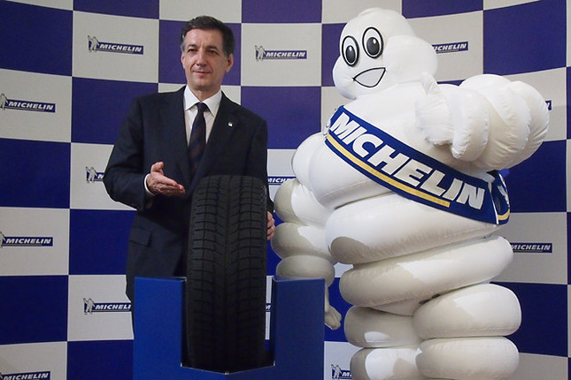 「ミシュランX-ICE XI3（エックスアイス エックスアイスリー）」（写真中央）と、日本ミシュランタイヤのベルナール・デルマス社長（写真左）