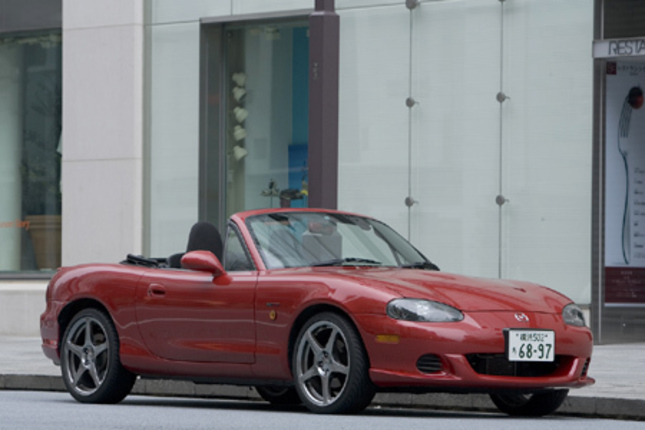 【スペック】全長×全幅×全高＝3965×1680×1235mm／ホイールベース＝2265mm／車重＝1120kg／駆動方式＝FR／1.8リッター直4 DOHC16バルブターボ・インタークーラー付き（172ps/6000rpm、21.3kgm/5500rpm）／価格＝269万8500円