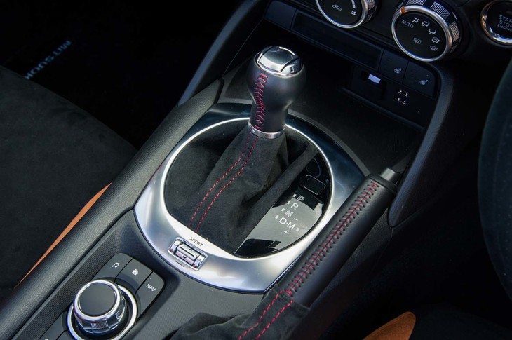 トランスミッションは6段ATと6段MTから選択可能。価格はATの方が12万9600円高い。