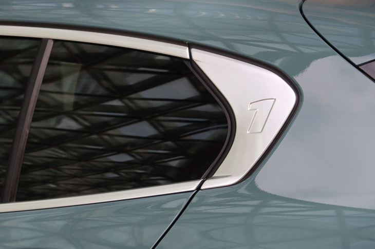 BMW 120（Cピラー部）