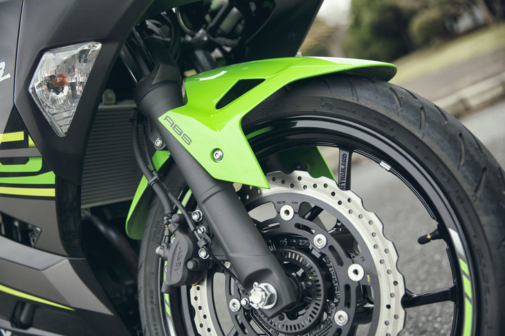 直径41mmと太めのフロントフォーク。ブレーキディスクは、放熱性に優れる花弁型のもの（310mm径）が装着される。