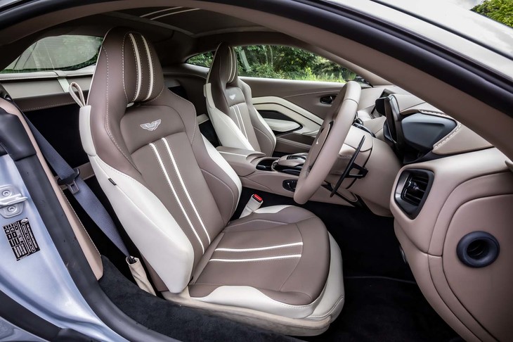 シートは、標準仕様の「スポーツ」と、サイドボルスターの張り出した「スポーツプラス」（写真）の2種類をラインナップしている。