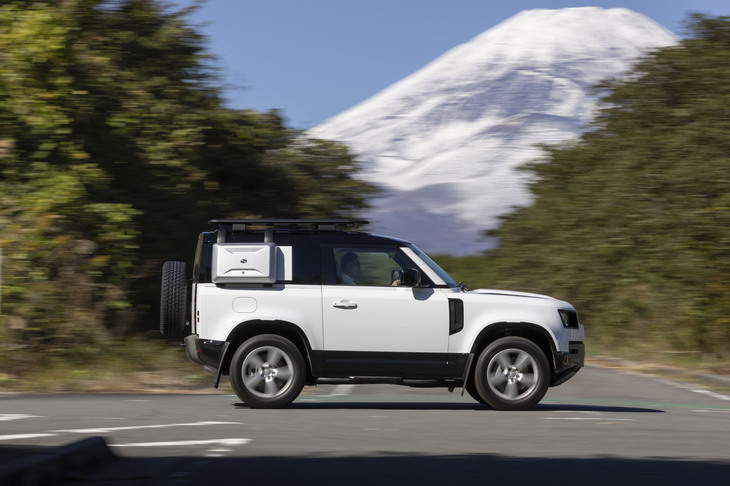 ここでも富士山。車重2360kgながら0-100km/h加速のタイムは6.7秒を誇る。