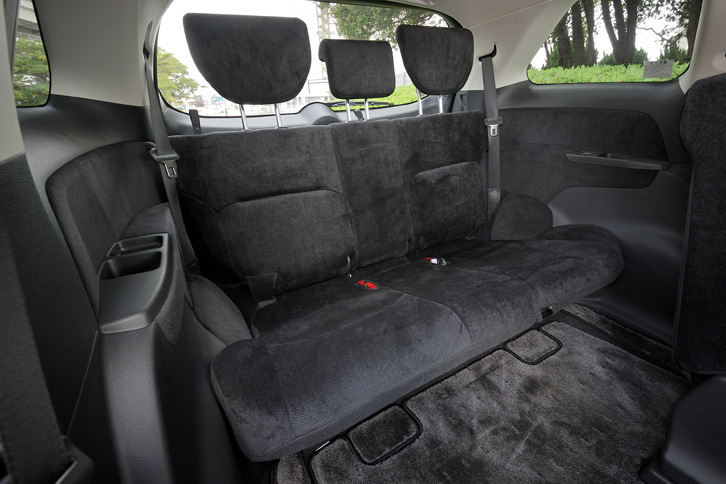 3列目シートは4：2：4の3分割で背もたれを倒すことができるが、床下格納については3座一体で行う。