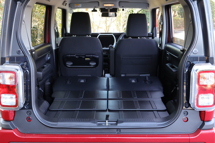 50：50の分割可倒式となる後席背もたれを、すべて前方に倒した荷室の様子。この状態での荷室床面長は最大で1140mmになる。