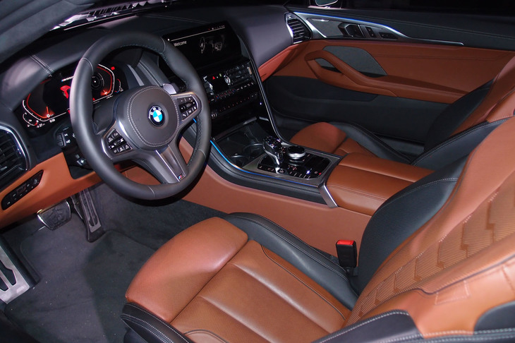 ハンドル位置は、写真の左のほかに右も選べる。