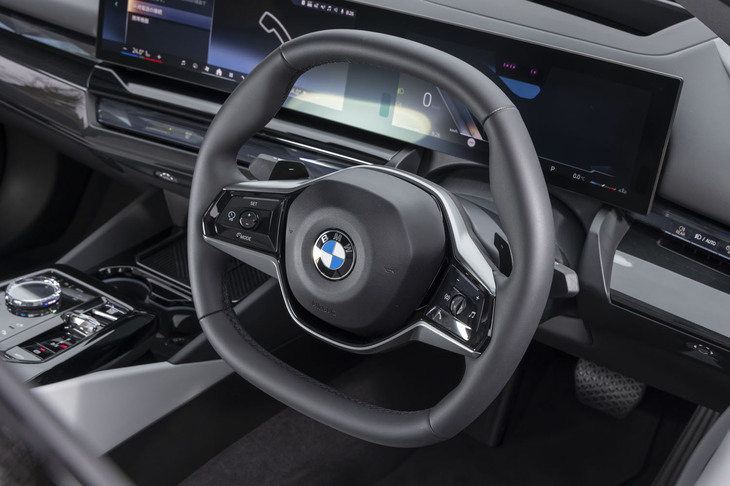 ステアリングホイールは上下のリムがフラットな特徴的な造形。先代モデルと比べるとスポークのスイッチが大胆に整理されている。