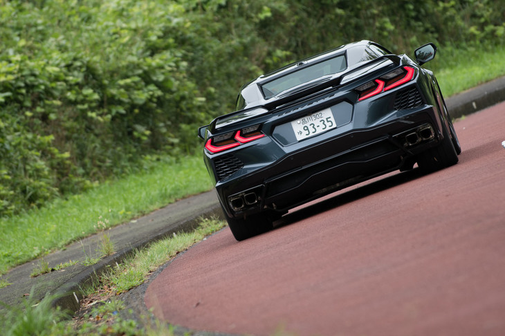 日本仕様の「コルベット」は「Z51パッケージ」が標準装備となっており、ミシュランのスポーツタイヤや電子制御LSD、強化ブレーキ、パフォーマンスエギゾーストなどが装備されるほか、リアアクスルもより加速重視のレシオとなっている。