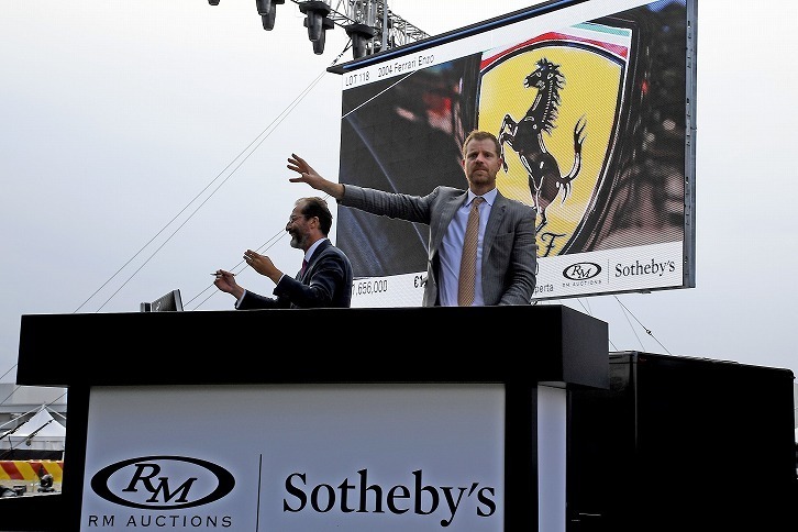 オークションの様子。