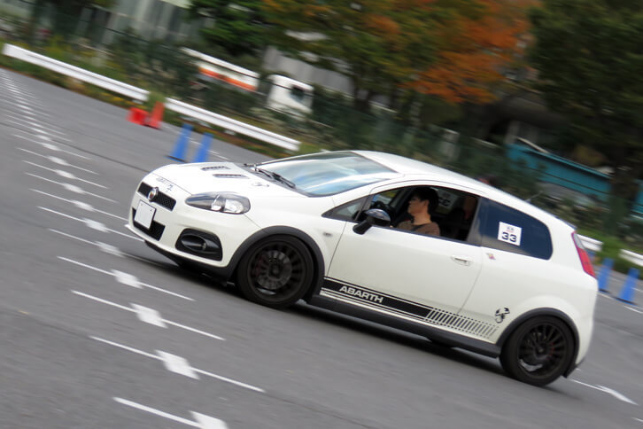 こちらは「アバルト・グランデプント」。こうして見ると、シンプルなウエッジシェイプのボディーがかっこいいクルマだ。