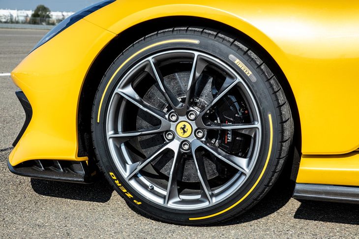 「812コンペティツィオーネ」には、フェラーリ初となるカーボンホイールや同車専用設計のハイグリップタイヤ「ミシュラン・カップ2R」なども用意されているが、試乗車にはそのどちらも装備されていなかった。