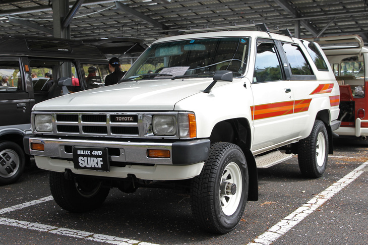 1985年「トヨタ・ハイラックスサーフ」。小型ボンネットトラック「ハイラックス」の荷台にFRP製トップを載せた初代サーフ。