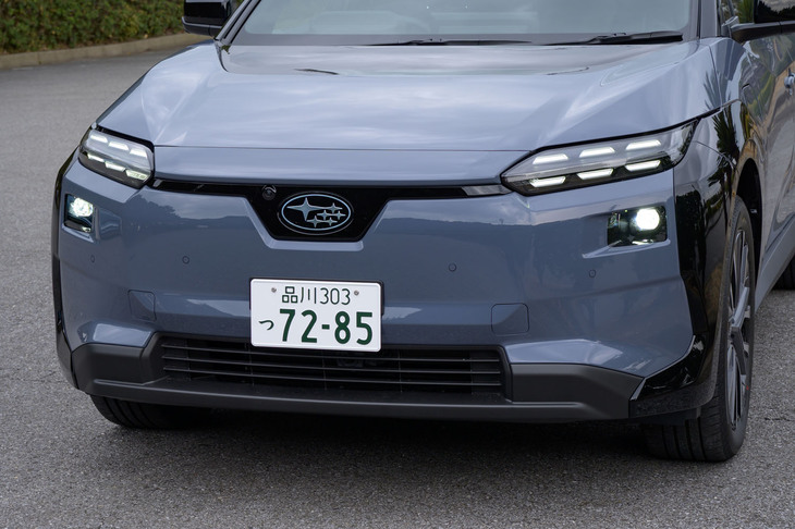 マイナーチェンジではフロントまわりの意匠も変更。グリルレスを強調したデザインに、上下6灯のポジションランプなど、この意匠は「トレイルシーカー」や「アンチャーテッド」など、スバルの次世代BEVにも広く取り入れられている。