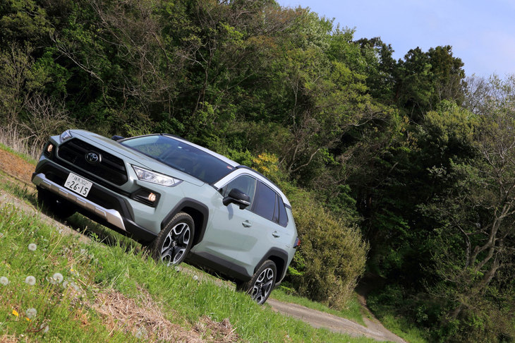 ボディーカラーは全8種類で、「アーバンカーキ」などの4色については、ルーフを「アッシュグレーメタリック」で塗り分けたツートンカラーも選べる。