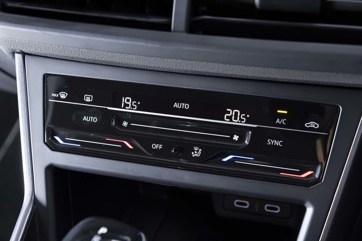 エアコンの操作パネルはタッチ操作タイプに。ブラインド操作はしづらくなったが、拭き掃除はしやすくなった。