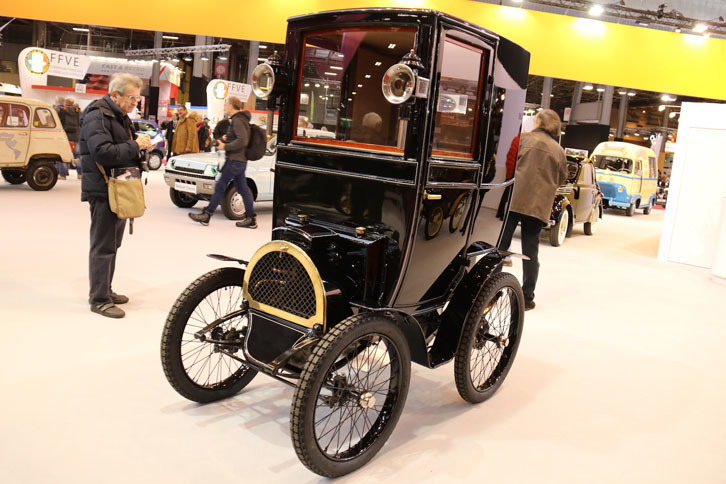 ルノーの120年展に並んだ「ティープB」（1899年）。自動車史における、極めて初期のクローズドボディーの例である。