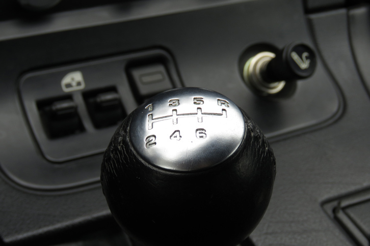 「バイパー」に装着される、“サードパーティー”のそれとおぼしき丸型シフトノブ。「ゲートのパターンが描かれていないと車検を通らない」のは知っているけど、パターン図の「向き」も合っていないと、やっぱりNGですよね？