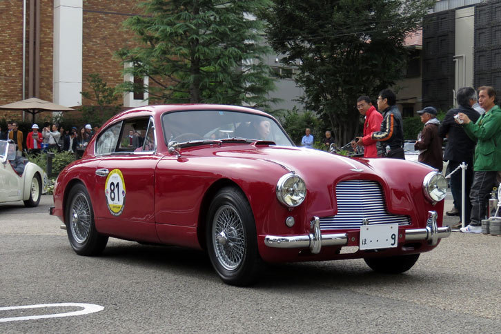 1954年式「アストンマーティンDB2-4」。「DB2」がラゴンダ製の直6 DOHCエンジンを搭載した高性能スポーツカー。DB2-4は2＋2のシートレイアウトを持つ、その改良モデルである。