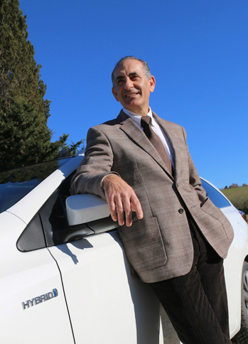 長年日本車を愛好する、保険代理店オーナーのカルロ・クレスティ氏。現在は「オーリスハイブリッド」に乗りながら、新型「プリウス」の納車を待っている。