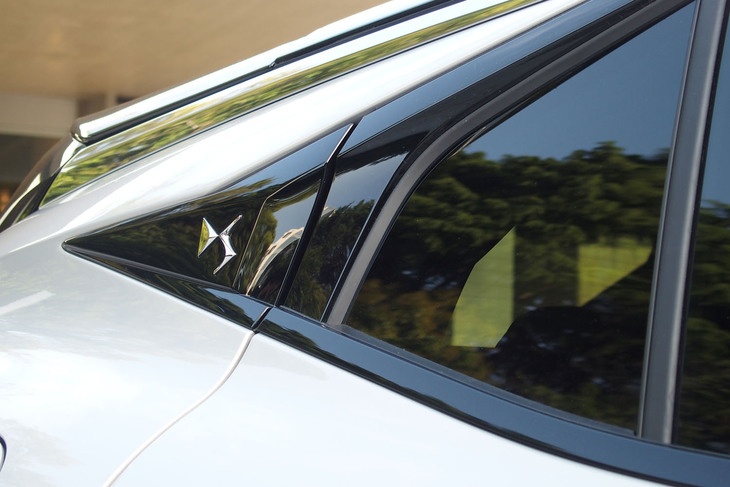 DS 4リヴォリE-TENSE（エンブレム）