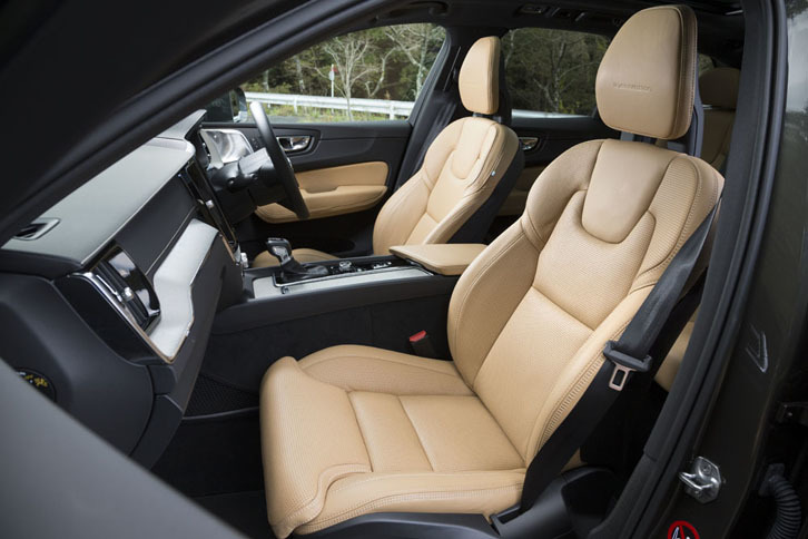 「XC60 T5 AWDインスクリプション」のシート。表皮にはナッパレザーが採用されており、電動のポジション調整機構やシートヒーター、ベンチレーション機能、マッサージ機能が備わる。