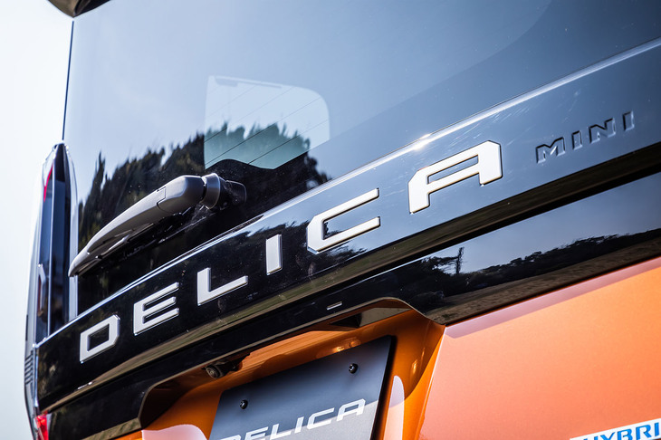 デリカミニTプレミアム（「アクティブトーンスタイル」装着車のリアエンブレム）