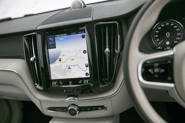 センターコンソールには、タッチパネル式の縦型9インチディスプレイが備わる。「XC60」にはカーナビやオーディオなどの物理的なスイッチがほとんどなく、操作はこの画面を介して行うことになる。