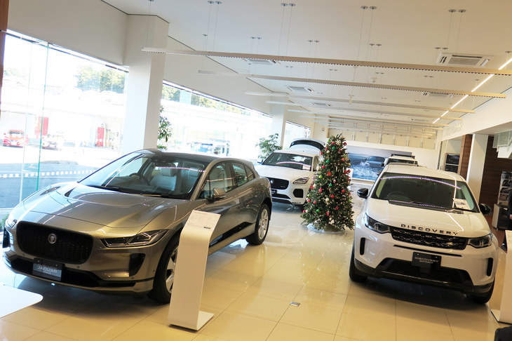 世界共通のCI（コーポレートアイデンティティー）に沿ったデザインのショールームでは、ジャガー・ランドローバーの最新モデルに加え、車両のアクセサリーや、アパレルなどのグッズ類も展示されている。