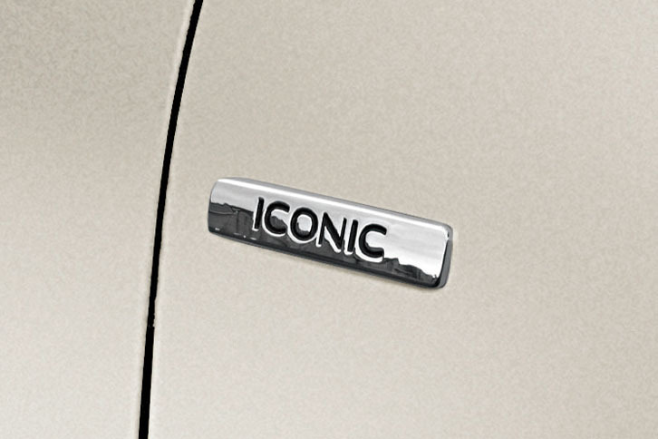「ルノー・ルーテシア アイコニック」に貼られる「ICONIC」バッジ。