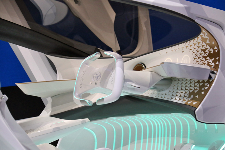 「トヨタConcept-愛i」のインテリア。同車は自動運転を想定したコンセプトモデルで、ドライバーの感情に応じてクルマが会話を誘導する機能も有する。