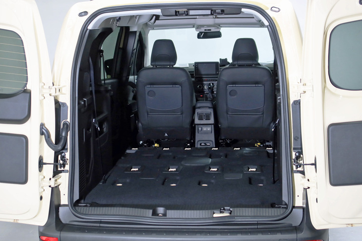 2・3列目のシートをすべて取り外すと、実に3050リッター（！）もの積載空間が出現。3列目シートを外すだけでも1340リッターの空間が得られる。ルノー・ジャポンは「ヘビーキャンプや本格的な車中泊を楽しむ人にもお薦め。大型犬のオーナーさんにも満足してもらえるはず」と胸を張る。