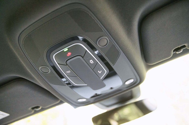 万一の事故の際は“SOSコール”を発信することでコールセンターのサポートが受けられる。「Q8」には、緊急時に車両を走行レーン内に自動停止させる「エマージェンシーアシスト」も用意される。