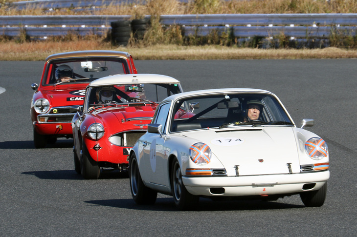 中盤で争う1969年「ポルシェ911」と1960年「オースチン・ヒーレー3000」、1965年「コルチナ・ロータス Mk1 Sr2」。