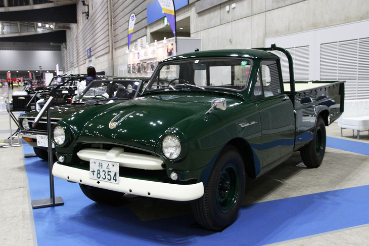 レストア事業を手がけている神奈川トヨタが仕上げた1959年「トヨペット・スタウト」。初代「クラウン」などと共通の1.5リッター直4 OHVエンジンを積んだ1.75t積みの小型ボンネットトラック。後処理装置を備えてNOx規制をクリアし、「神 4」（神は神奈川）のシングルナンバーを生かしているというから驚いた。