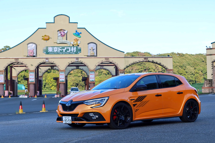 東京ドイツ村のゲートにて。「メガーヌR.S.ウルティム」はグローバルで1976台のみとなる限定車だが、国内のストックはまだ存在するそうだ。価格は6段MT車、今回乗った6段AT車とも659万円。