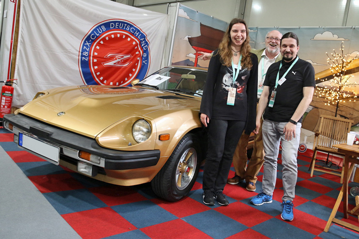 愛好会「Z＆ZXクラブ ドイチュラント」のスタンドで。左からメンバーのエヴァさん、取材に対応してくれたロルフさん、そしてフランクさん。