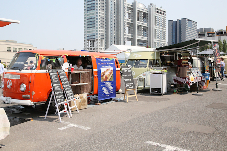 会場内にはフォルクスワーゲンバスのキッチンカーが並び、ハンバーガーやドリンク、その他B級グルメなどが楽しめる。